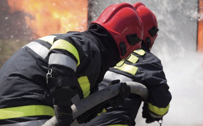 Yevlaxda 12 otaqlı ev YANDI: Tüstüdən zəhərlənən var