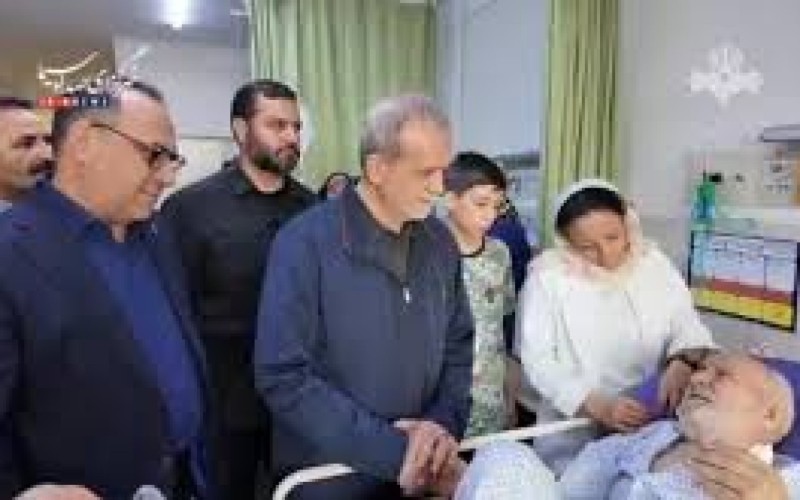 Pezeşkian yaralılara baş çəkdi - VİDEO