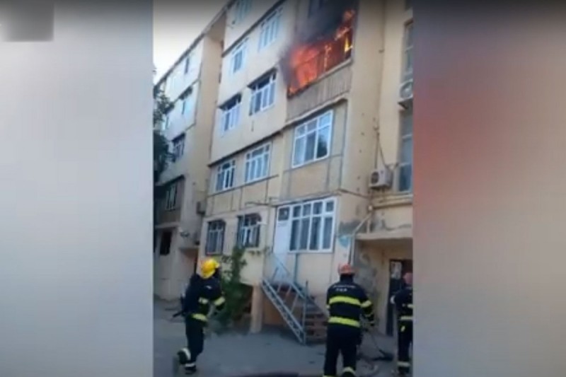 Sumqayıtda yaşayış binasında yanğın olub - VİDEO