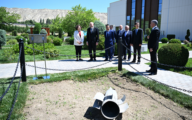 Prezident Mingəçevirdə İES-ə atılan raketin düşdüyü ərazidə - FOTOLAR