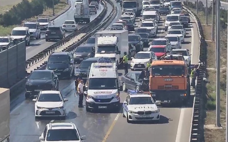 Bakıda avtomobil “KamAz”a çırpıldı - 2 yaralı
