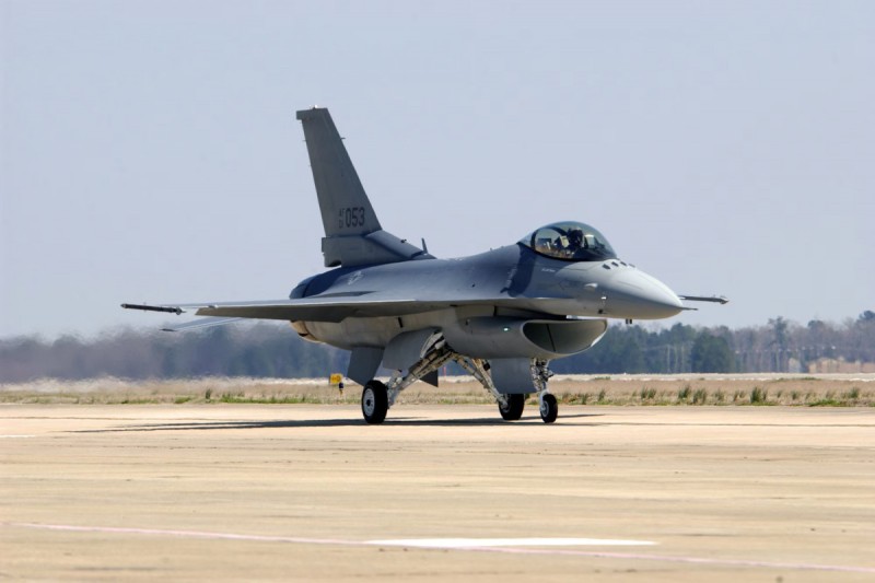 Niderland Rumıniyaya bir avroya 20-yə yaxın F-16 satıb