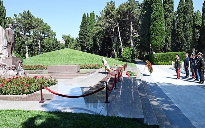 Müdafiə naziri Fəxri Xiyabanda və Zəfər parkında olub
