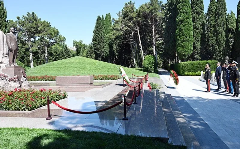 Müdafiə naziri Fəxri Xiyabanda və Zəfər parkında olub