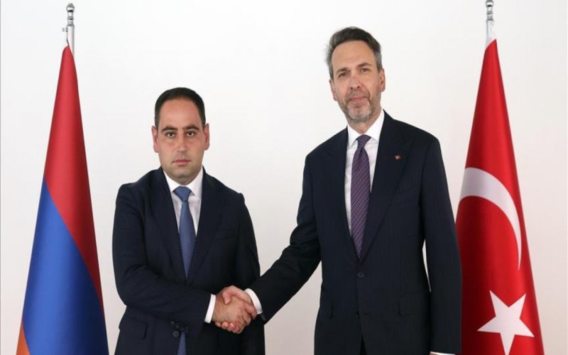 Bayraktar erməni nazirlə müzakirə apardı