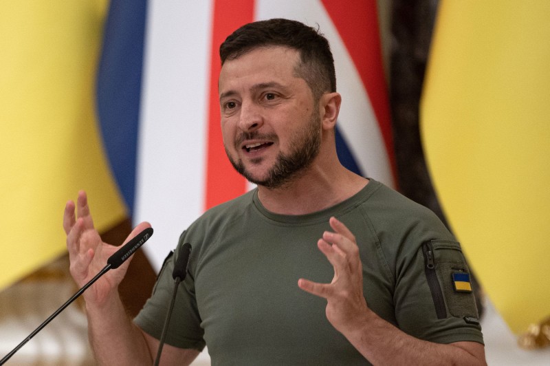 Zelenski Trampla son görüşdən razı qaldığını açıqlayıb