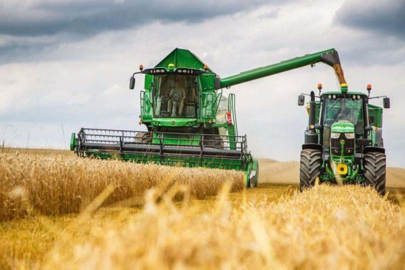 John Deere markalı kombayn yanıb