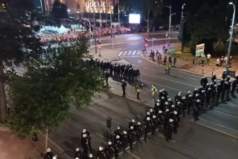 Belqradda etirazlar zamanı 48 polis əməkdaşı xəsarət alıb