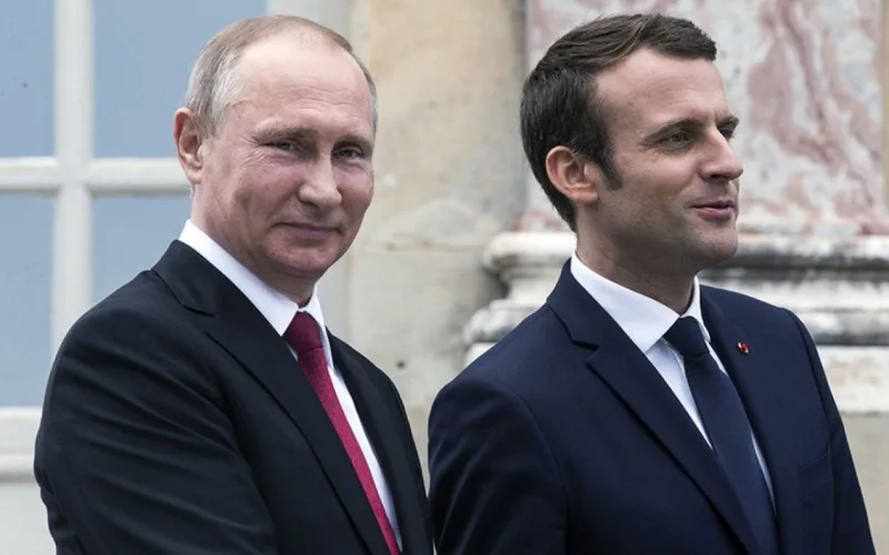 Putin Makronla müzakirə apardı