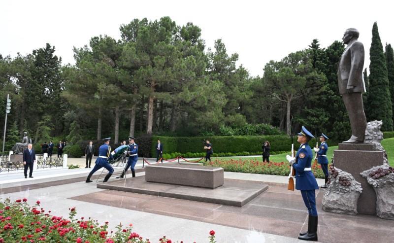 Şavkat Mirziyoyev Heydər Əliyevin xatirəsini anıb - FOTO