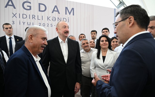  Səmimi söhbət: Sakinlər danışdı, Prezident tərcümə etdi - VİDEO