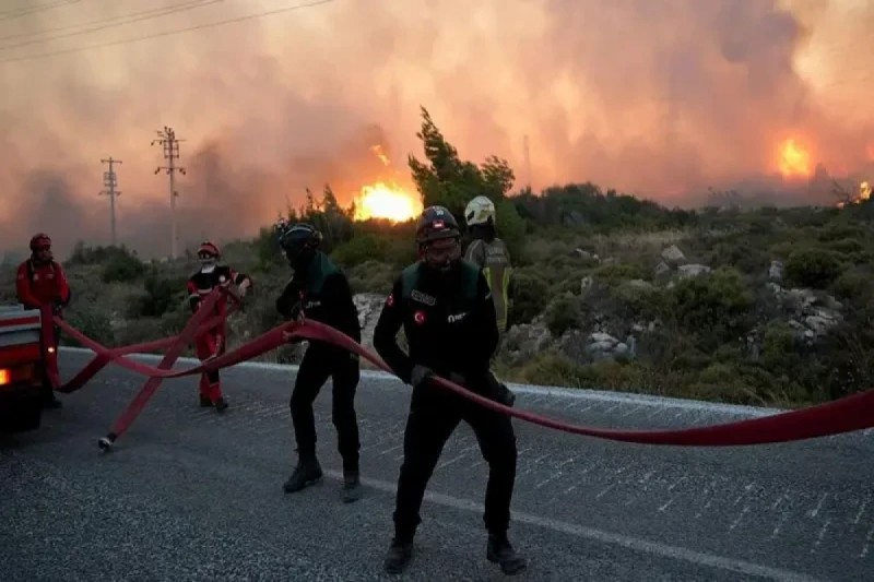 Meşə yanğınları İzmirdə yaşayış məntəqələrinə çatıb, bəzi ərazilər boşaldılıb