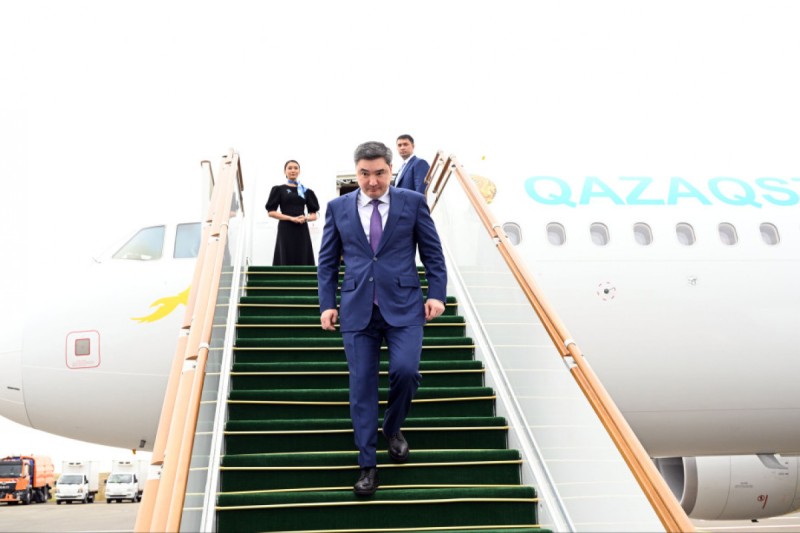 Oljas BektenovAzərbaycana gəldi