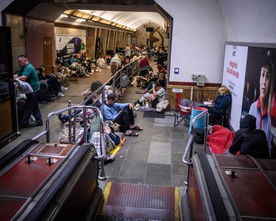 Kiyevdə əhali metroya sığındı 