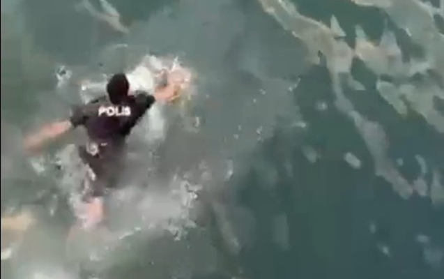 Polis özünü dənizə ataraq qadını xilas edib - VİDEO