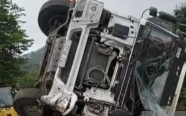 Laçında yük maşını dərəyə aşdı
