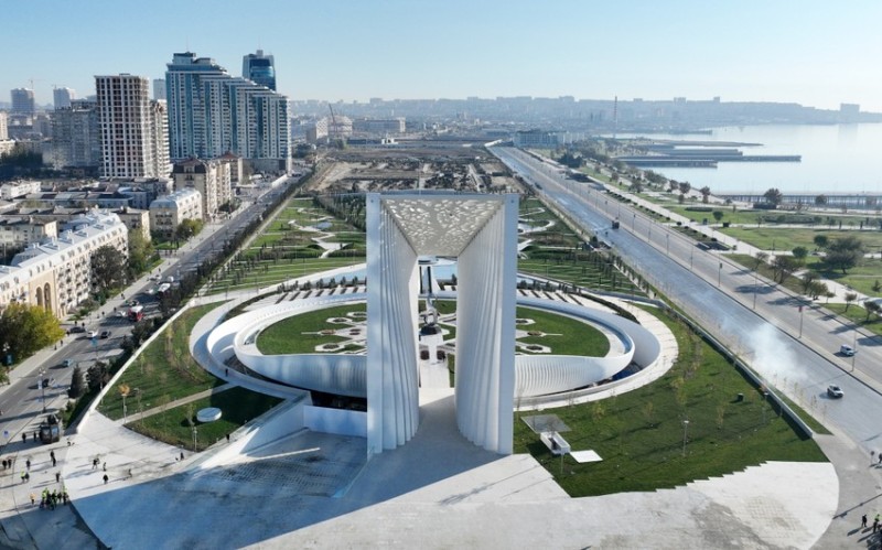 XİN rəhbərliyi Zəfər parkı və Zəfər abidəsini ziyarət edib