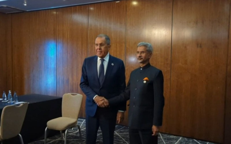 Lavrov hindistanlı və iranlı həmkarları ilə görüşdü