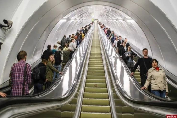 Bakı metrosunda HƏYƏCANLI ANLAR: Ana və övladları...