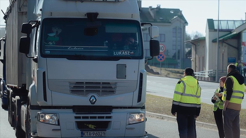 Polşa sərhəd yoxlamalarını bərpa etdi