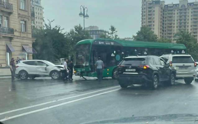 “Beşmərtəbə”də “Bakubus” avtobusu ilə 2 avtomobil toqquşdu - FOTOLAR
