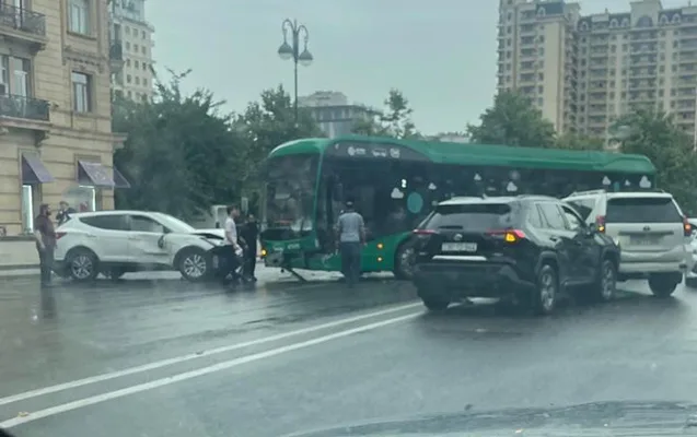 “Beşmərtəbə”də “Bakubus” avtobusu ilə 2 avtomobil toqquşdu - FOTOLAR