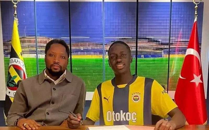 Fənərbağça seneqallı futbolçunun transferini açıqlayıb