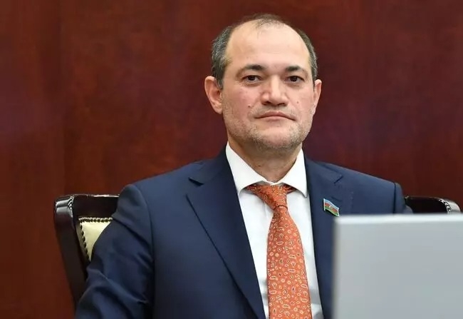 Təzə təyin olunan məmur qılıncını çəkib düşür işçilərin üstünə ki...