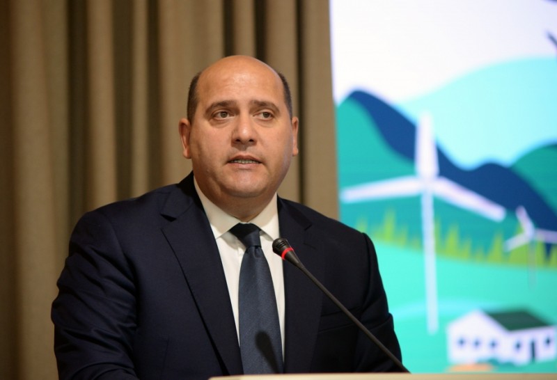  8 ayda Beynəlxalq Hava Limanı, 593.7 km uzunluğunda 16 avtomobil yolu inşa edilib