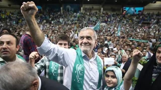 Pezeşkian fars şovinistlərin hədəfində: Türk kimliyinə qarşı aqressiya