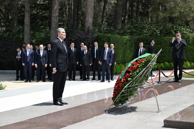 Berdiməhəmmədov Heydər Əliyevin məzarını ziyarət edib