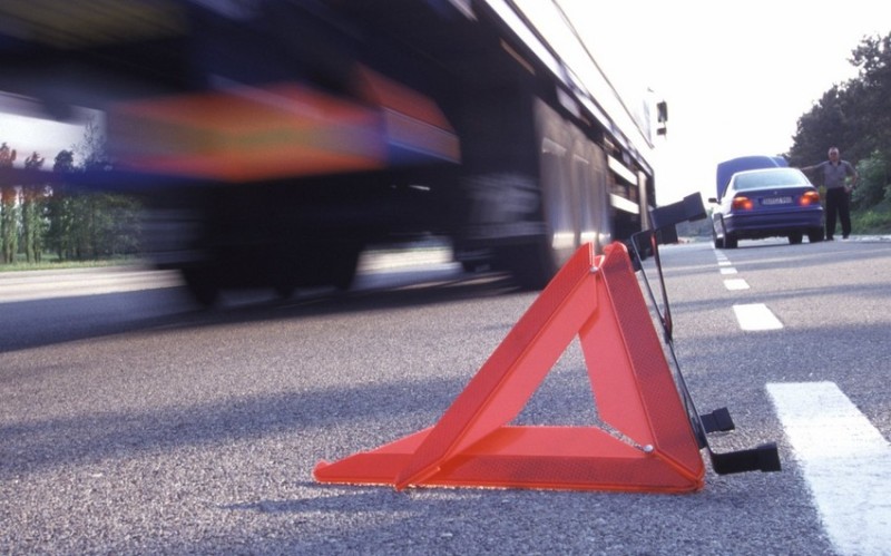 Xaçmazda yük avtomobili divara çırpılıb, ölən var