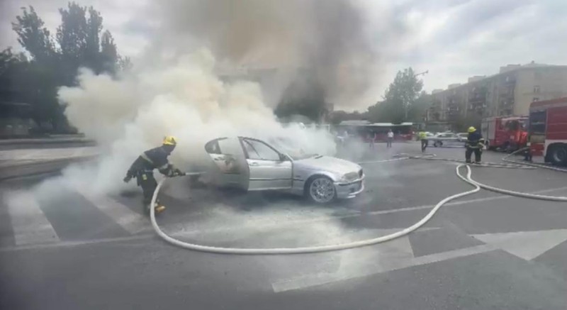 Bakıda “BMW” markalı avtomobil yandı - VİDEO