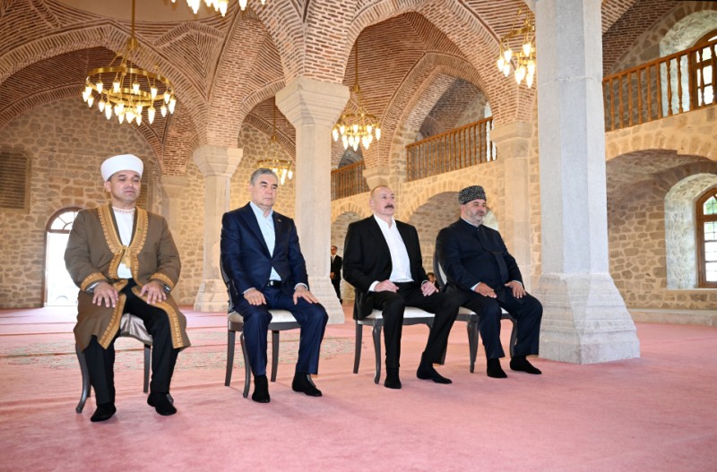 Liderlər Yuxarı Gövhər Ağa məscidində