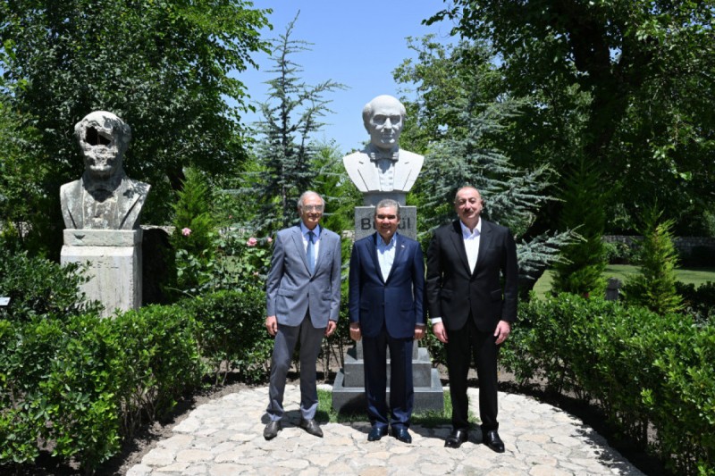 Əliyev və Berdiməhəmmədov Şuşada Bülbülün ev-muzeyində olublar
