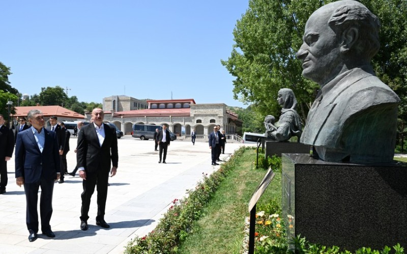  Əliyevlə Berdiməhəmmədov Şuşada gülləbaran edilmiş heykəllərə baxıb - FOTO