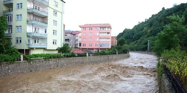 Ankarada leysan: evlər su altında qaldı, maşınları sel apardı