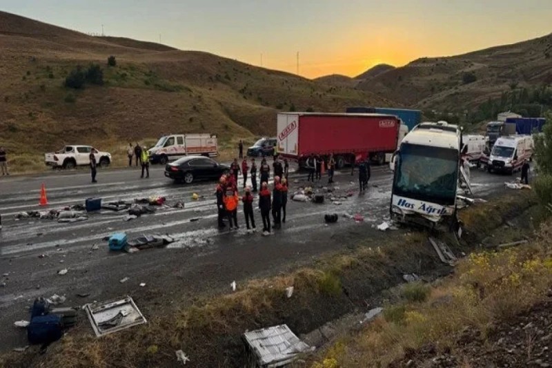 Türkiyədə dəhşətli QƏZA: 4 ölü, 40 yaralı