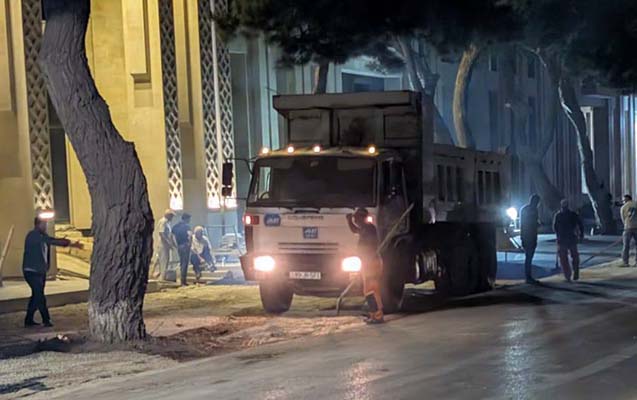 Gecə ilə səkini tutub, ağacları asfaltlayaraq parkinq etdilər - Cəzalandırılanlar var