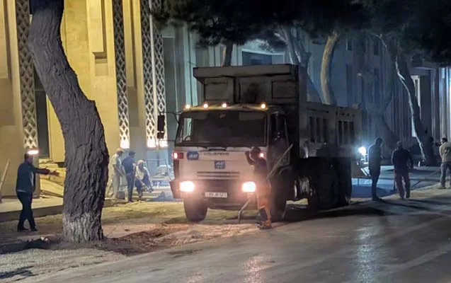 Gecə ilə səkini tutub, ağacları asfaltlayaraq parkinq etdilər - Cəzalandırılanlar var