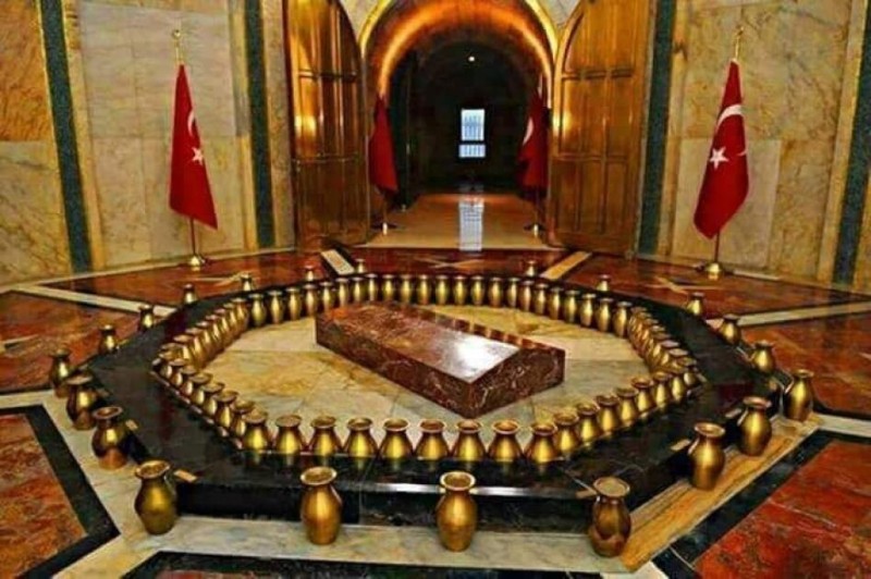 Atatürkün məzarının önündə diz çökən nazir kimdir? - Ailəsi ilə gedibmiş - FOTO