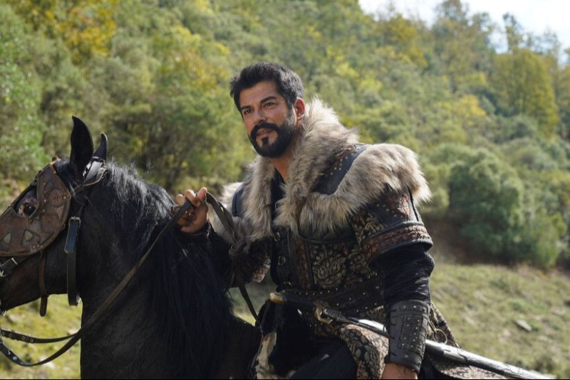37 ildən sonra qayıdır: Burak Özçiviti əvəz edəcək – FOTO