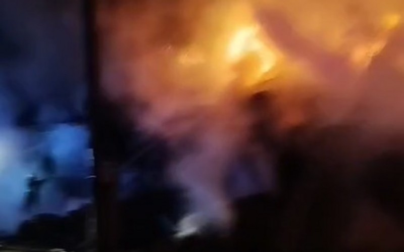 Oğuzda tövlə yandı - 20 ton ot külə döndü