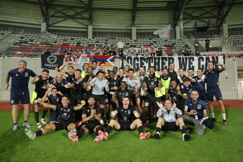 Erməni futbol klubu stadiona qondarma rejimin bayrağını çıxartdı