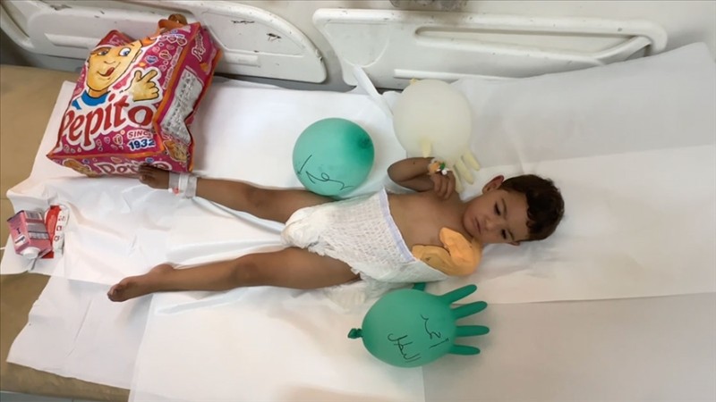 Qolunu itirən 4 yaşlı Əhməd aclıq və ağrılarla mübarizə aparır