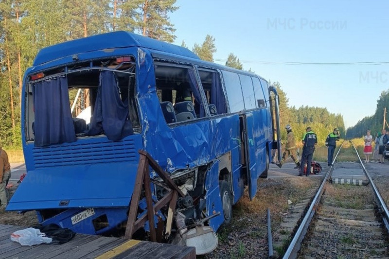 Turist avtobusu qatarla toqquşub - 2 ölü, 10 yaralı