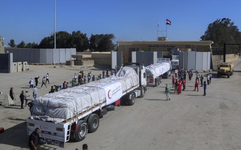 Qəzzada humanitar yük daşıyan maşın aşıb - 20 ölü