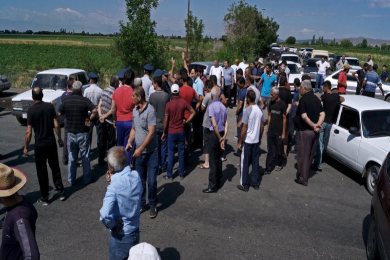 Ermənistanda Hindistan vətəndaşları dövlətlərarası yolu bağlayıb