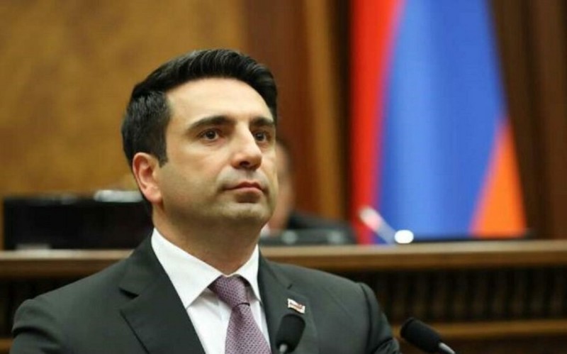 Simonyan şərəf və ləyaqətinin təhqir olunmasına görə kompensasiya tələb edir