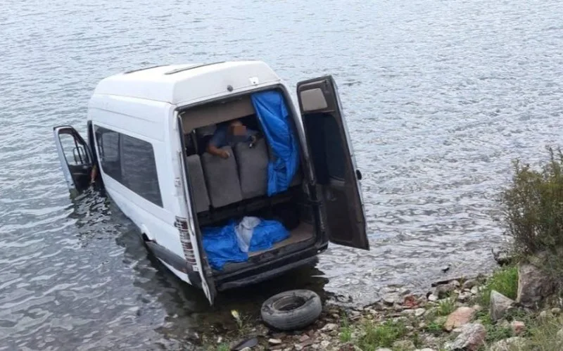 Sərnişinin avtobusu Baykal gölünə düşdü - 17 nəfər...
